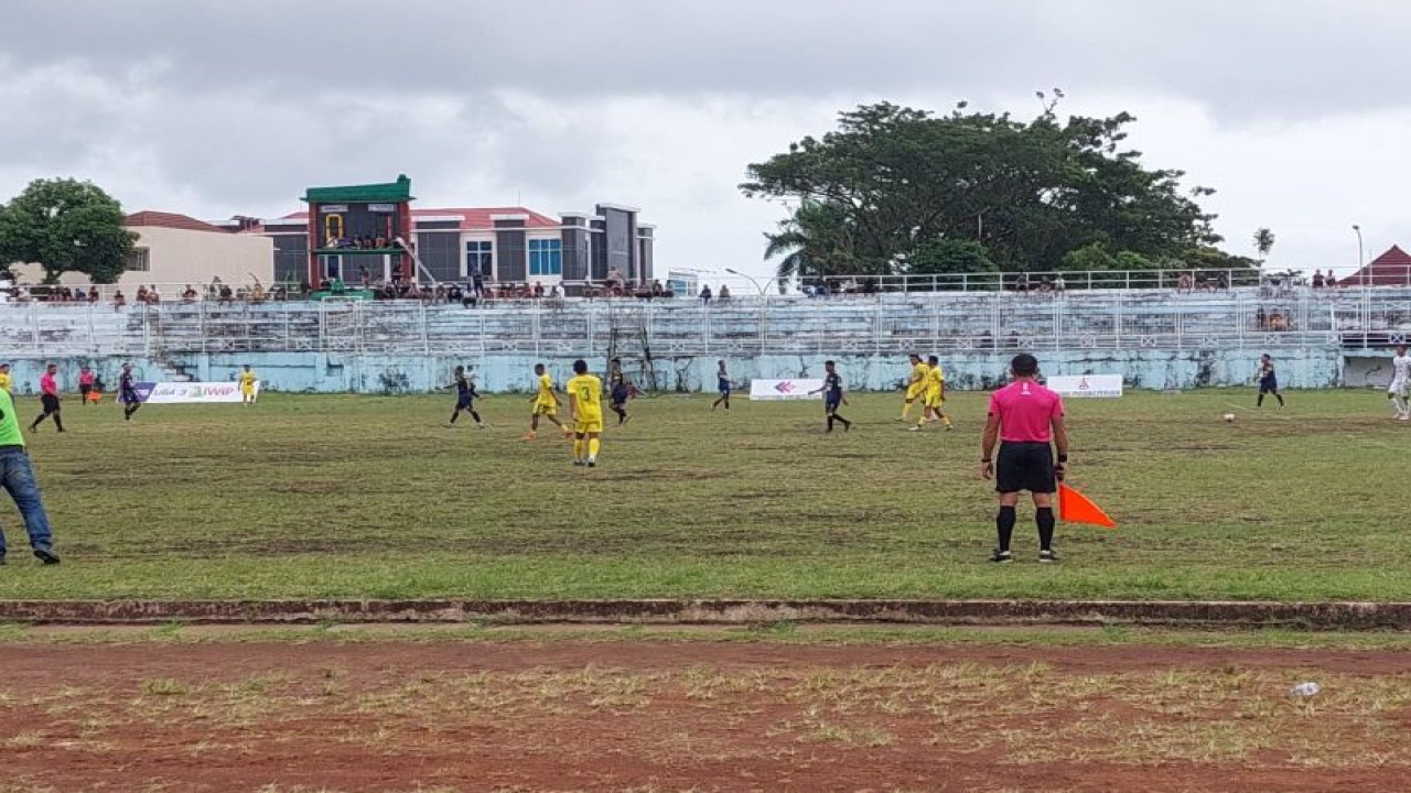 Kompetisi Liga 3 Asosiasi Provinsi (Asprov) PSSI Provinsi Maluku Utara (Malut) antara Persega Galela vs Persiter Ternate digelar tanpa disaksikan penonton. (17/2/2023) ANTARA/Abdul Fatah (Abdul Fatah)