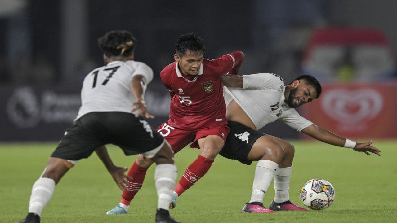 Pesepak bola Tim Nasional U-20 Indonesia Muh Dzaki Asraf (tengah) berusaha melewati pesepak bola Tim Nasional Fiji U-20 Abdullah Bin Aiyas (kanan) dalam pertandingan uji coba internasional U-20 di Stadion Utama Gelora Bung Karno (SUGBK), Senayan, Jakarta, Jumat (17/2/2023). ANTARA FOTO/M Risyal Hidayat/foc.