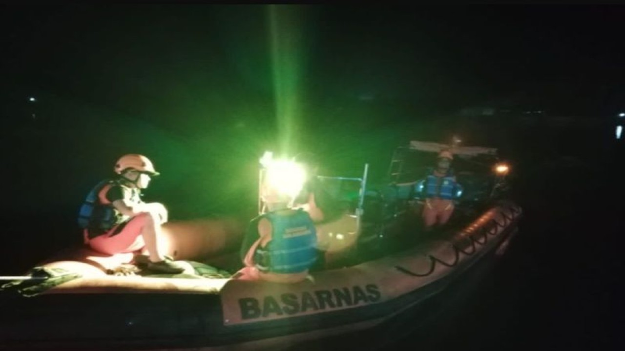 Tim penyelamat dari Kantor Pencarian dan Pertolongan Banjarmasin melakukan pencarian korban akibat perahu kelotok tenggelam di Sungai Barito, Kecamatan Aluh Aluh, Kabupaten Banjar, Kalimantan Selatan, Senin (20/2/2023). ANTARA/HO-Kantor Pencarian dan Pertolongan Banjarmasin