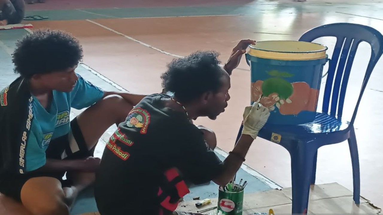 Seorang peserta melukis tempat sampah dari bahan ember cat (ANTARA/Tri Adi Santoso)