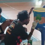 Seorang peserta melukis tempat sampah dari bahan ember cat (ANTARA/Tri Adi Santoso)-1677039049