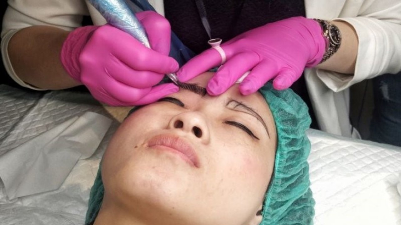 Seorang wanita sedang melakukan perawatan sulam alis microblading. (ANTARA/Maria Cicilia)