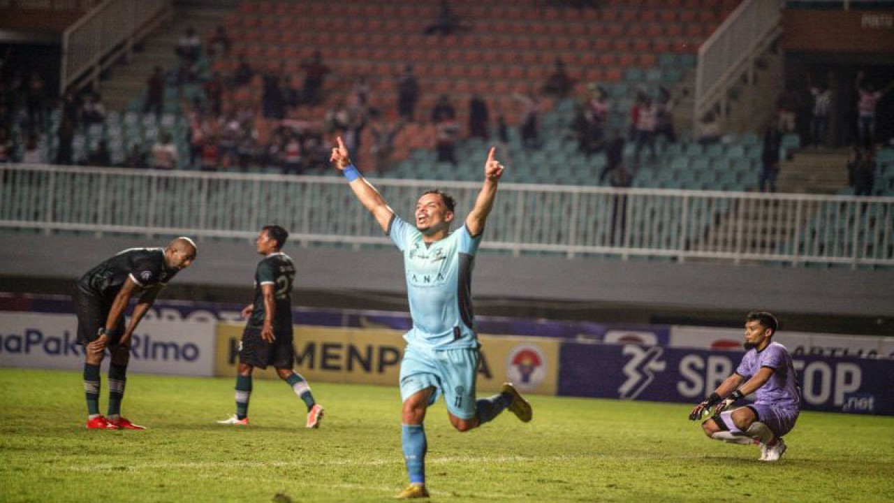 Pesepak bola Madura United Lulinha melakukan selebrasi setelah mencetak gol kegawang Persikabo 1973 dalam pertandingan BRI Liga 1 di Stadion Pakansari, Kabupaten Bogor, Jawa Barat, Sabtu (11/2/2023). ANTARA FOTO/Yulius Satria Wijaya/tom.. (ANTARA FOTO/YULIUS SATRIA WIJAYA)