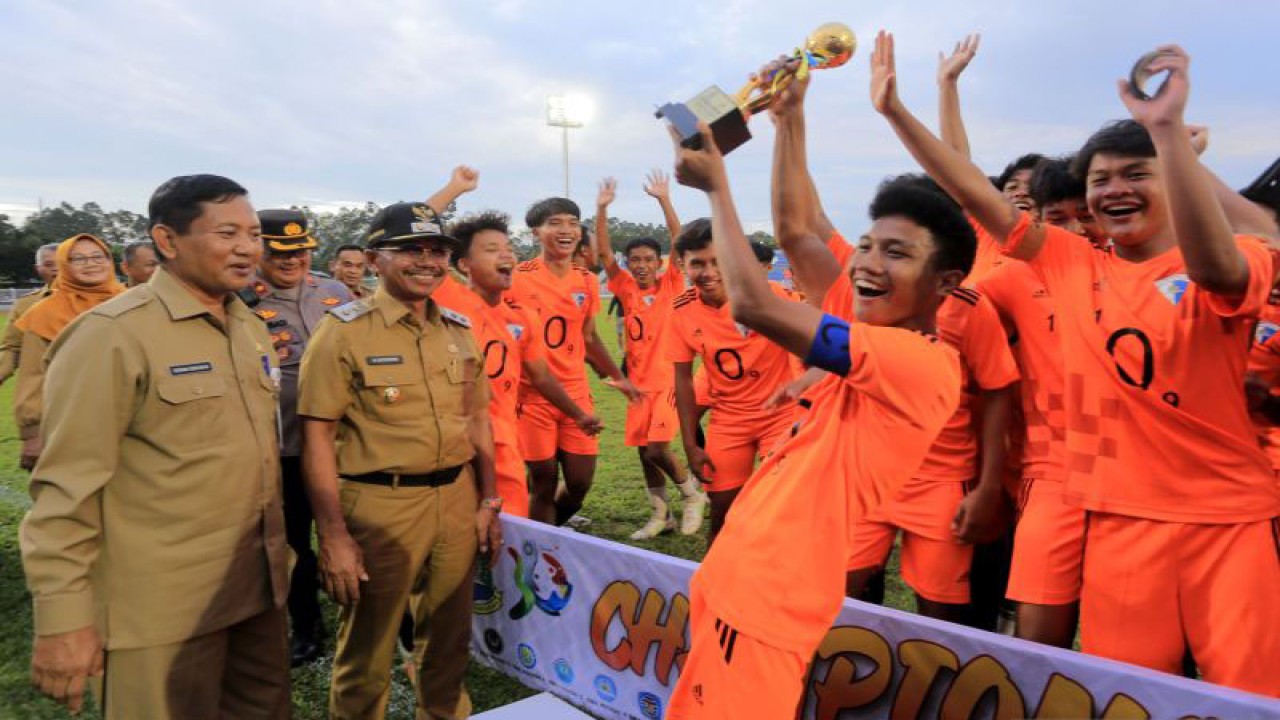 Wakil Wali Kota Tangerang Sachrudin (pakai topi) menyerahkan piala kepada pemenang lomba sepak bola Wali Kota Cup yang diikuti oleh 16 sekolah SMA/SMK se-Kota Tangerang
