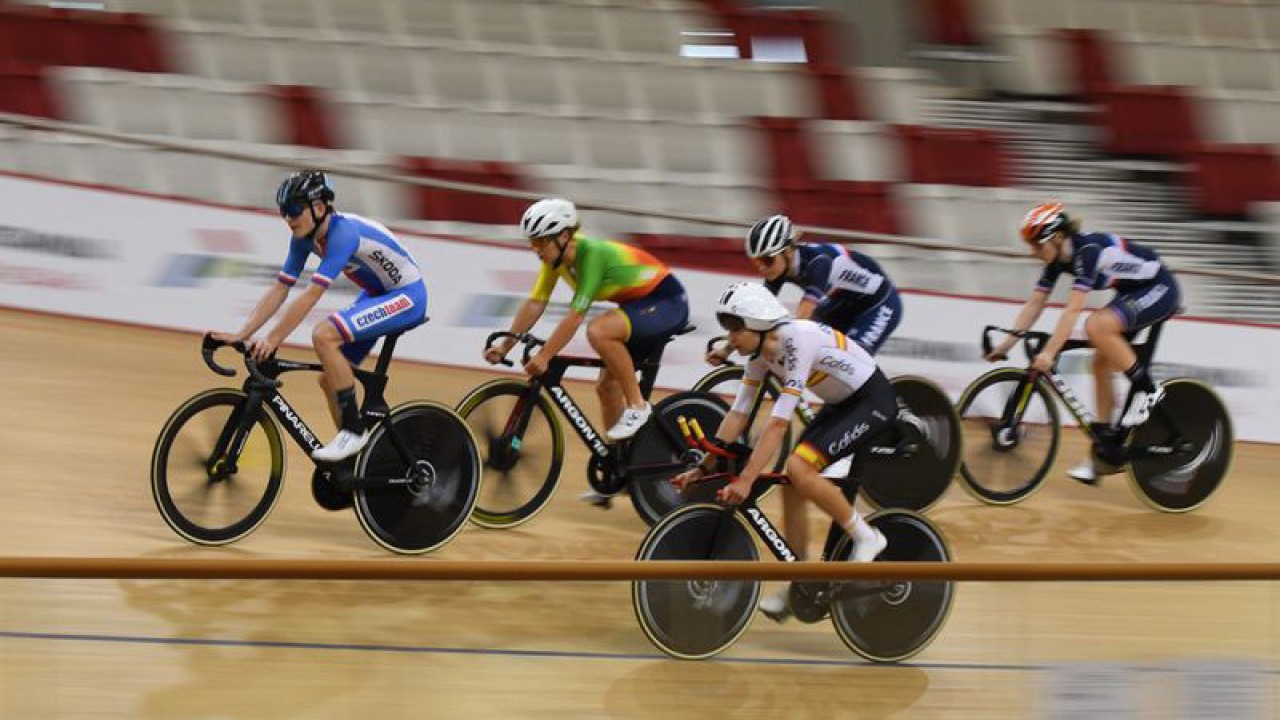 Sejumlah pesepeda dari negara-negara peserta ajang balap sepeda internasional Tissot UCI Track Nation Cup 2023 berlatih di Jakarta International Velodrome, Rawamangun, Jakarta, Rabu (22/2/2023). Ajang yang digelar pada 23-26 Pebruari 2023 dengan sekitar 500 atlet dari 41 negara peserta tersebut menjadi ajang mencari poin ke dalam peringkat Union Cycliste Internationale (UCI) sebagai penentu kelolosan atlet ke Olimpiade Paris 2024. ANTARA FOTO/Aditya Pradana Putra/nym.