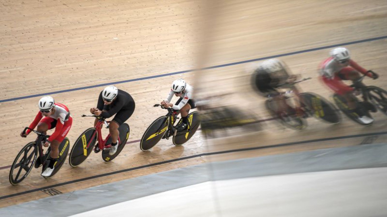 Sejumlah atlet balap sepeda 'track team' putri Indonesia memacu kecepatannya saat berlatih di Velodrome Rawamangun, Jakarta, Selasa (14/2/2023). Latihan tersebut dalam rangka persiapan jelang ajang UCI Track Nations Cup 2023 yang akan berlangsung pada 23-26 Februari mendatang di Velodrome, Ramawangun. ANTARA FOTO/M Risyal Hidayat/hp.