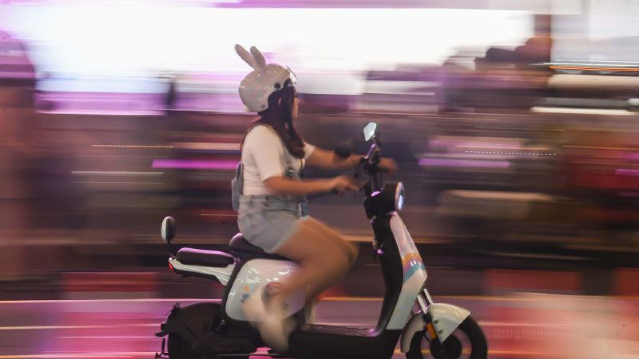 Pengunjung mengendarai sepeda motor listrik pada pameran Indonesia Internasional Motor Show (IIMS) di JIExpo Kemayoran, Jakarta, Senin (20/2/2023). Menteri Energi dan Sumber Daya Mineral (ESDM) Arifin Tasrif memastikan bahwa insentif untuk kendaraan listrik akan mulai diberikan oleh pemerintah pada Maret mendatang dengan besaran insentif yang diberikan bagi sepeda motor sebesar Rp7 juta per unit. ANTARA FOTO/M Risyal Hidayat/aww.