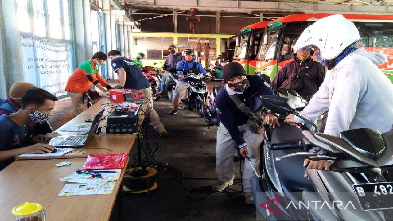 Arsip Foto - Warga melakukan uji emisi sepeda motor di Dinas Lingkungan Hidup DKI di Jakarta Timur, Selasa (2/11/2021). ANTARA/Dewa Ketut Sudiarta Wiguna/am.