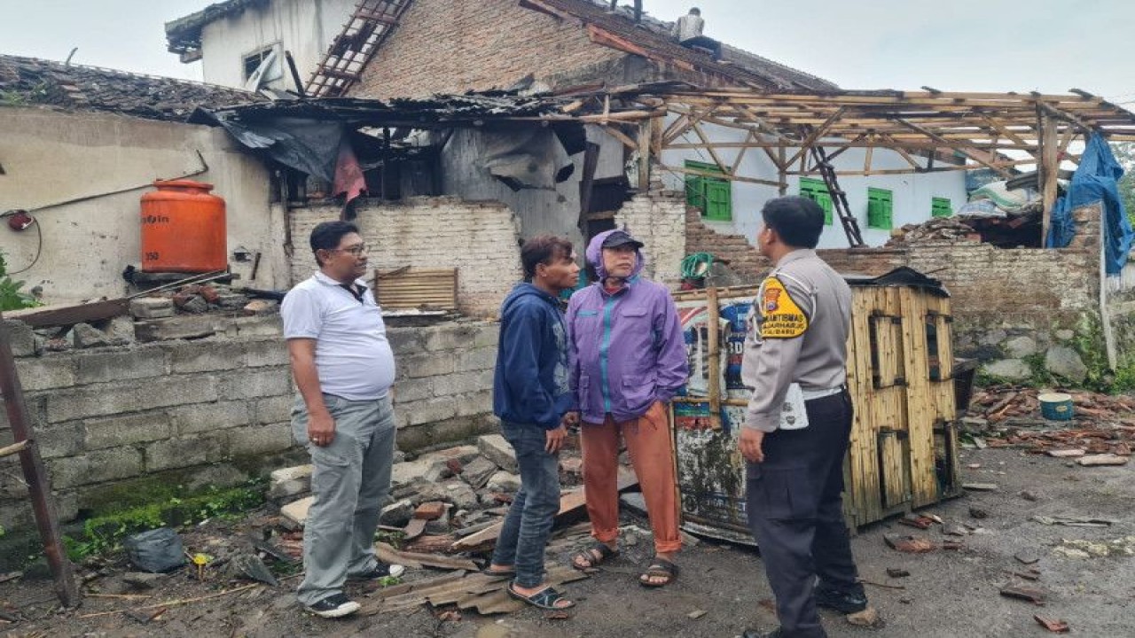 Rumah warga di Banyuwangi rusak akibat angin kencang. Minggu (26/2/2023) ANTARA/HO-ist