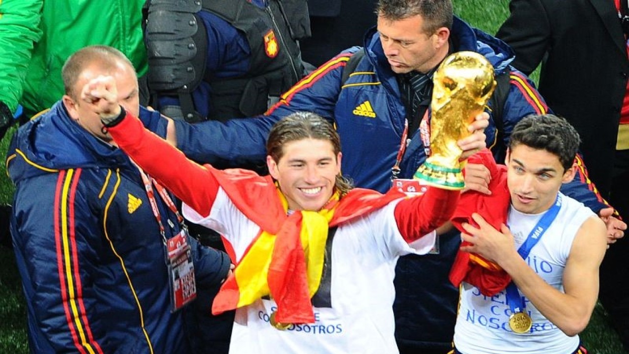 Sergio Ramos memegang trofi Piala Dunia 2010 setelah membawa Spanyol menang melawan Belanda di final pada 11 Juli 2010 di Afrika Selatan. ANTARA/AFP/CHRISTOPHE SIMON)