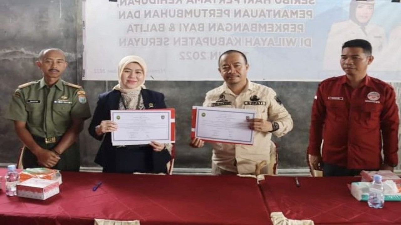 Bupati Seruyan Yulhaidir bersama Ketua Pengadilan Negeri Sampit Febri Purnamavita usai penandatanganan nota kesepakatan terkait kerja sama pelayanan sidang di luar pengadilan di Pembuang Hulu, (22/2/2023). (ANTARA/HO-Prokom Seruyan)
