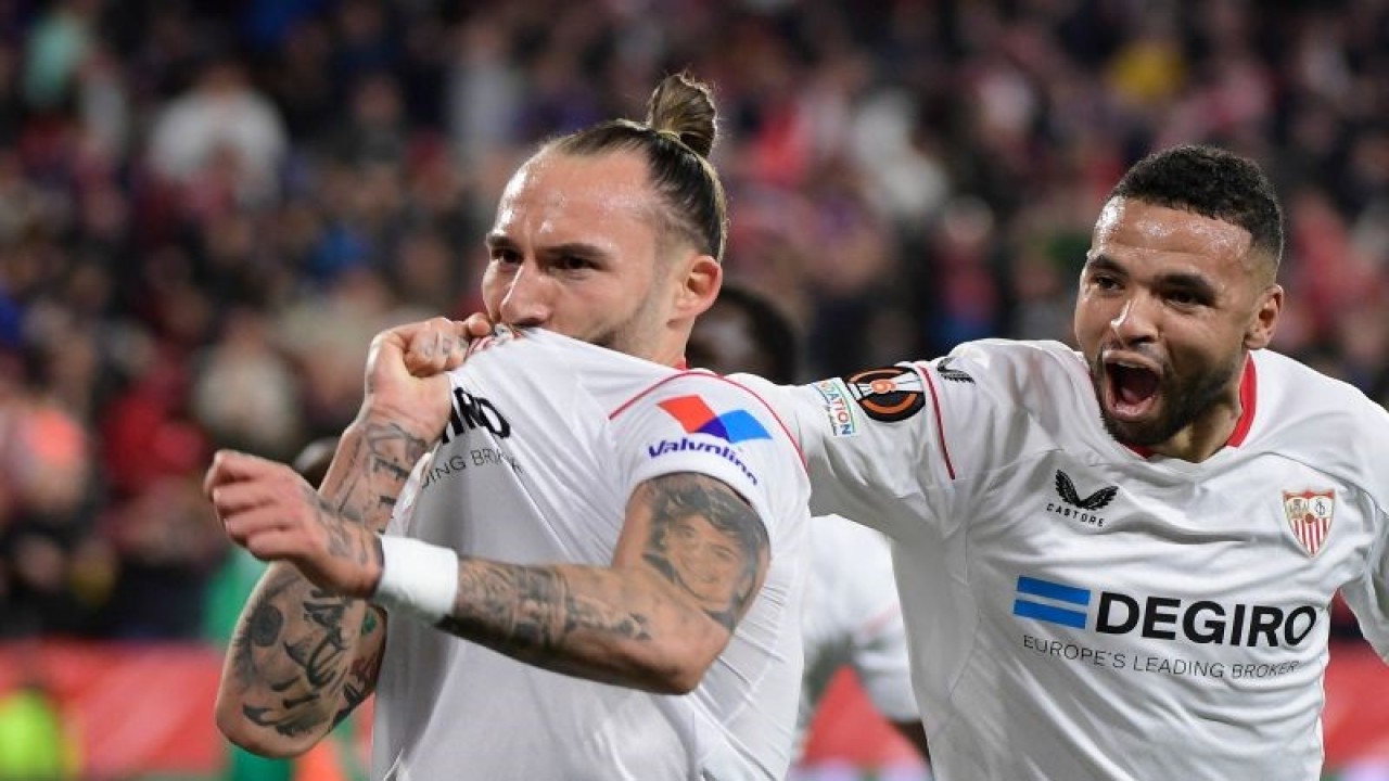 Gelandang Sevilla Nemanja Gudelj (kiri) merayakan gol yang dicetaknya ke gawang PSV Eindhoven pada pertandingan leg pertama putaran play off Liga Europa yang dimainkan di Stadion Ramon Sanchez Pizjuan, Seville, Jumat (17/2/2023).(ANTARA/AFP/CRISTINA QUICLER)
