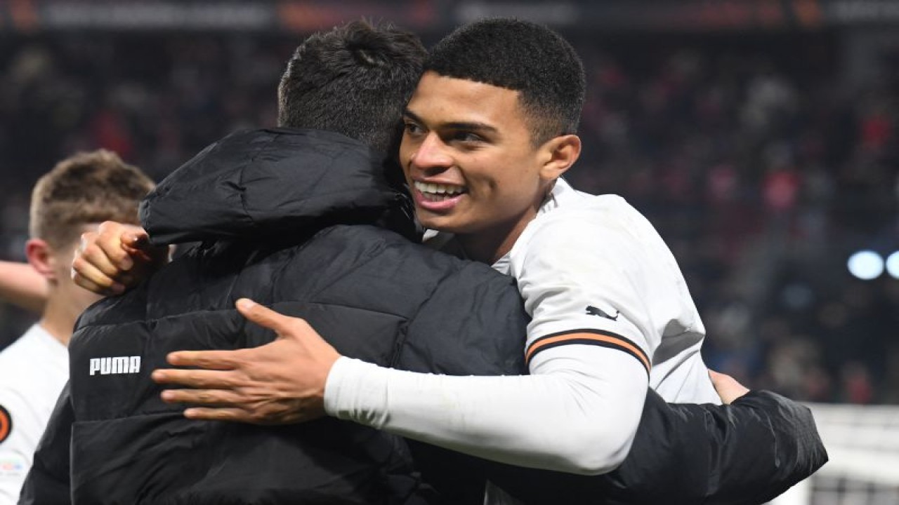 Penyerang Shakhtar Donetsk Kevin Kelsy merayakan keberhasilannya mengeksekusi penalti penentuan pada adu penalti ke gawang Rennes, pada pertandingan leg kedua playoff Liga Europa yang dimainkan di Roazhon Park, Rennes, Jumat (24/2/2023) dini hari WIB. (ANTARA/AFP/FRED TANNEAU)