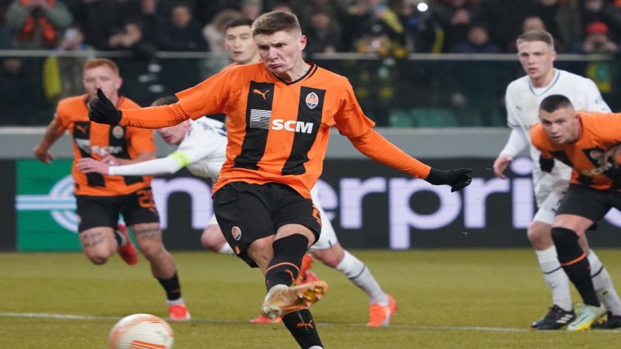 Gelandang Shakhtar Donetsk Artem Bondarenko mengeksekusi penalti pada pertandingan leg pertama play off Liga Europa melawan Rennes, yang dimainkan di Stadion Wojska Polskiego, Warsawa, Jumat (16/2/2023) dini hari WIB. (ANTARA/AFP/JANEK SKARZYNSKI)