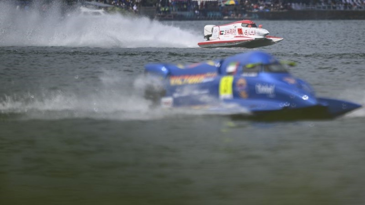 Pembalap tim Sharjah, Ferdinand Zanbergen (atas) memacu kecepatan perahu motornya saat latihan bebas putaran pertama Kejuaraan Dunia Perahu Motor F1 Powerboat (F1H2O) 2023 di Danau Toba, Balige, Sumatera Utara, Sabtu (25/2/2023). ANTARA FOTO/M Risyal Hidayat/aww. (ANTARA FOTO/M RISYAL HIDAYAT)