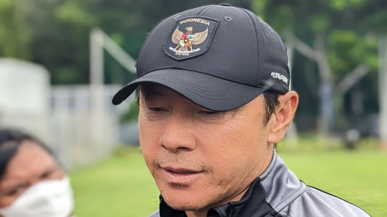 Pelatih tim nasional Indonesia Shin Tae-yong memberikan pernyataan kepada pewarta usai memimpin latihan timnas U-20 di Lapangan A Gelora Bung Karno, Jakarta, Rabu (15/2/2022). (ANTARA/Michael Siahaan)
