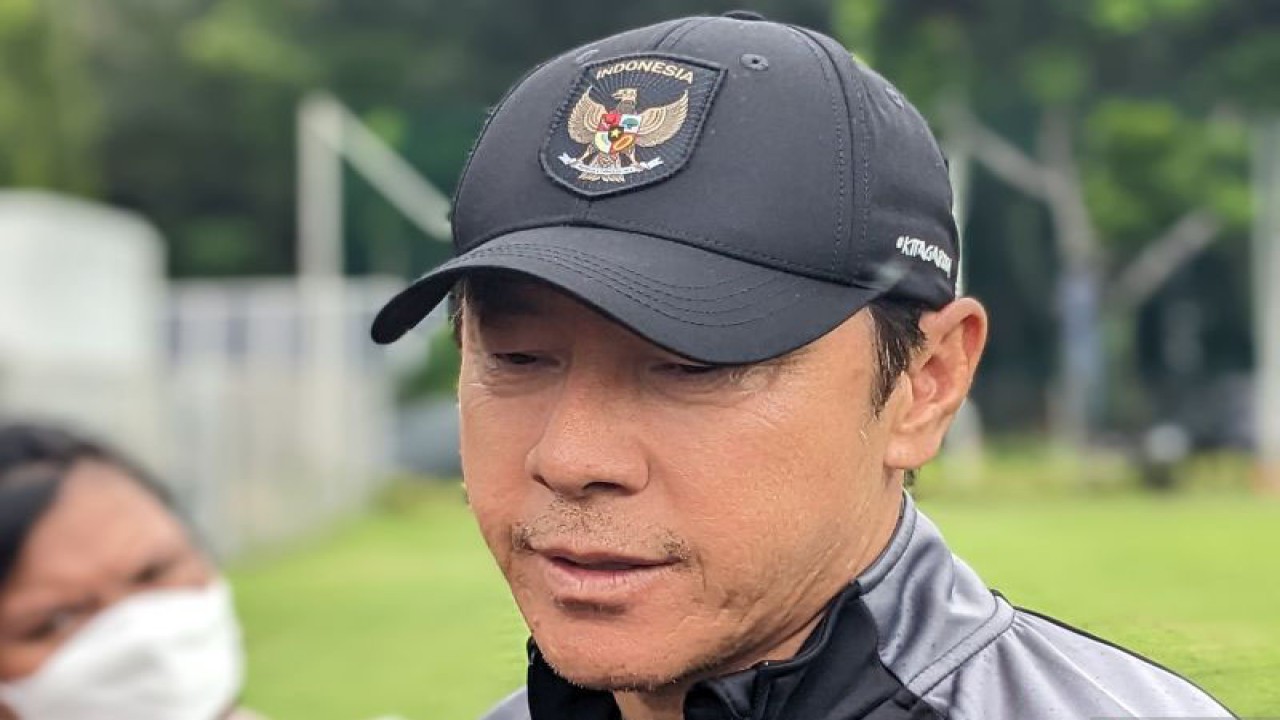 Pelatih tim nasional Indonesia Shin Tae-yong memberikan pernyataan kepada pewarta usai memimpin latihan timnas U-20 di Lapangan A Gelora Bung Karno, Jakarta, Rabu (15/2/2022). (ANTARA/Michael Siahaan)