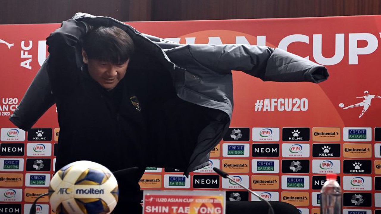 Pelatih Timnas U-20 Indonesia Shin Tae Yong bersiap menyampaikan konferensi pers jelang Piala Asia U-20 di Stadion Milliy, Tashkent, Uzbekistan, Selasa (28/2/2023). Timnas U-20 Indonesia yang berada di Grup A akan menjalani pertandingan perdananya melawan Timnas Irak pada Rabu 1 Maret 2023 di Stadion Lokomotiv, Tashkent, Uzbekistan. ANTARA FOTO/Sigid Kurniawan/hp.