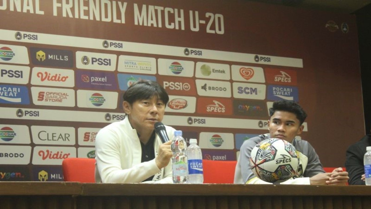 Pelatih timnas Indonesia U-2o Shin Tae Yong (kiri) menjawab pertanyaan para pewarta setelah pertandingan persahabatan melawan Selandia Baru yang dimainkan di Stadion Utama Gelora Bung Karno, Jakarta, Minggu (19/2/2023). (ANTARA/Rauf Adipati)