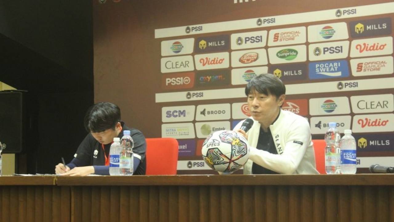Pelatih timnas Indonesia U-20 Shin Tae Yong (kanan) menjawab pertanyaan para pewarta pada konferensi pers setelah pertandingan persahabatan internasional melawan Guatemala di Stadion Utama Gelora Bung Karno, Jakarta, Selasa (21/2/2023). (ANTARA/RAUF ADIPATI)