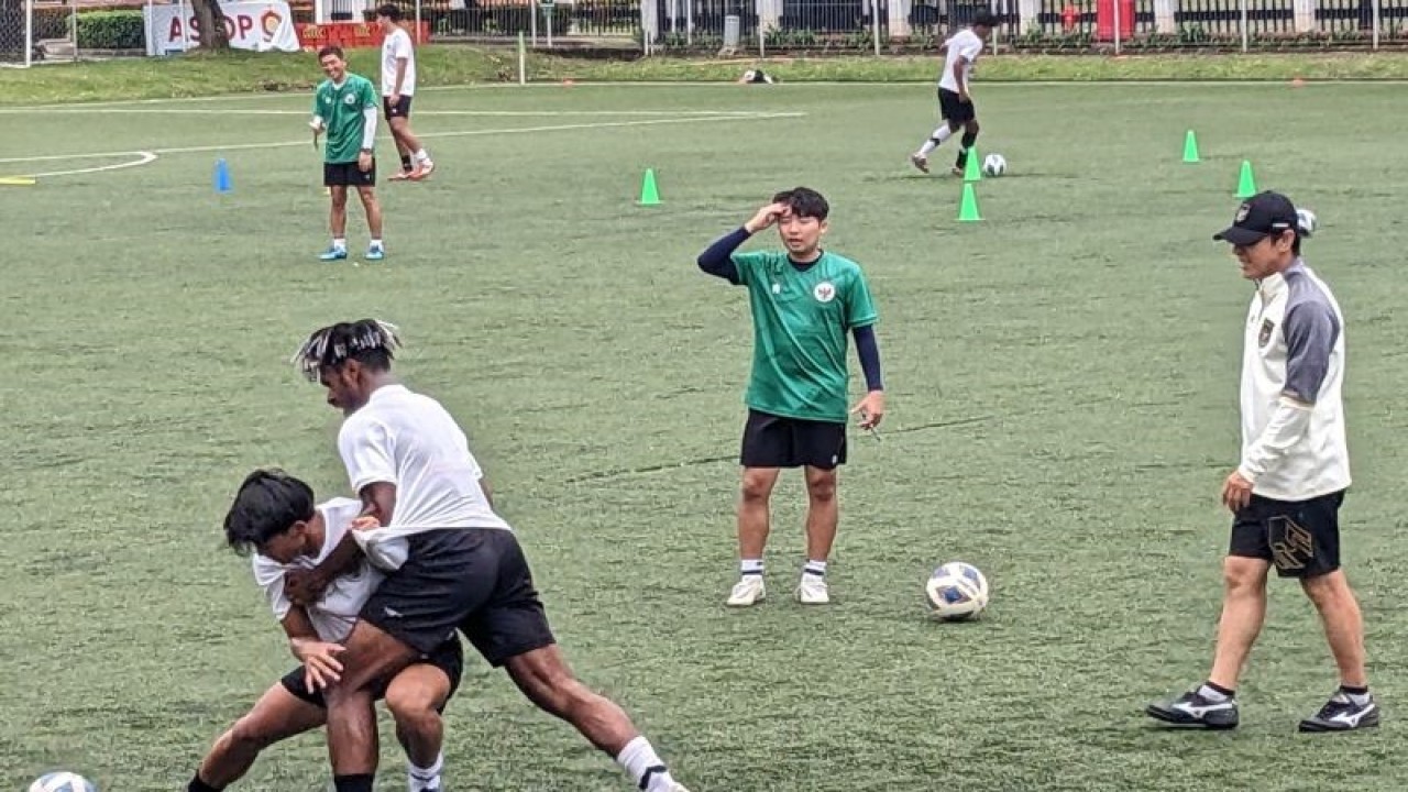 Pelatih tim nasional U-20 Indonesia Shin Tae-yong (kanan) mengawasi latihan para pemainnya di Lapangan C Gelora Bung Karno, Jakarta, Rabu (8/2/2023). (ANTARA/Michael Siahaan)