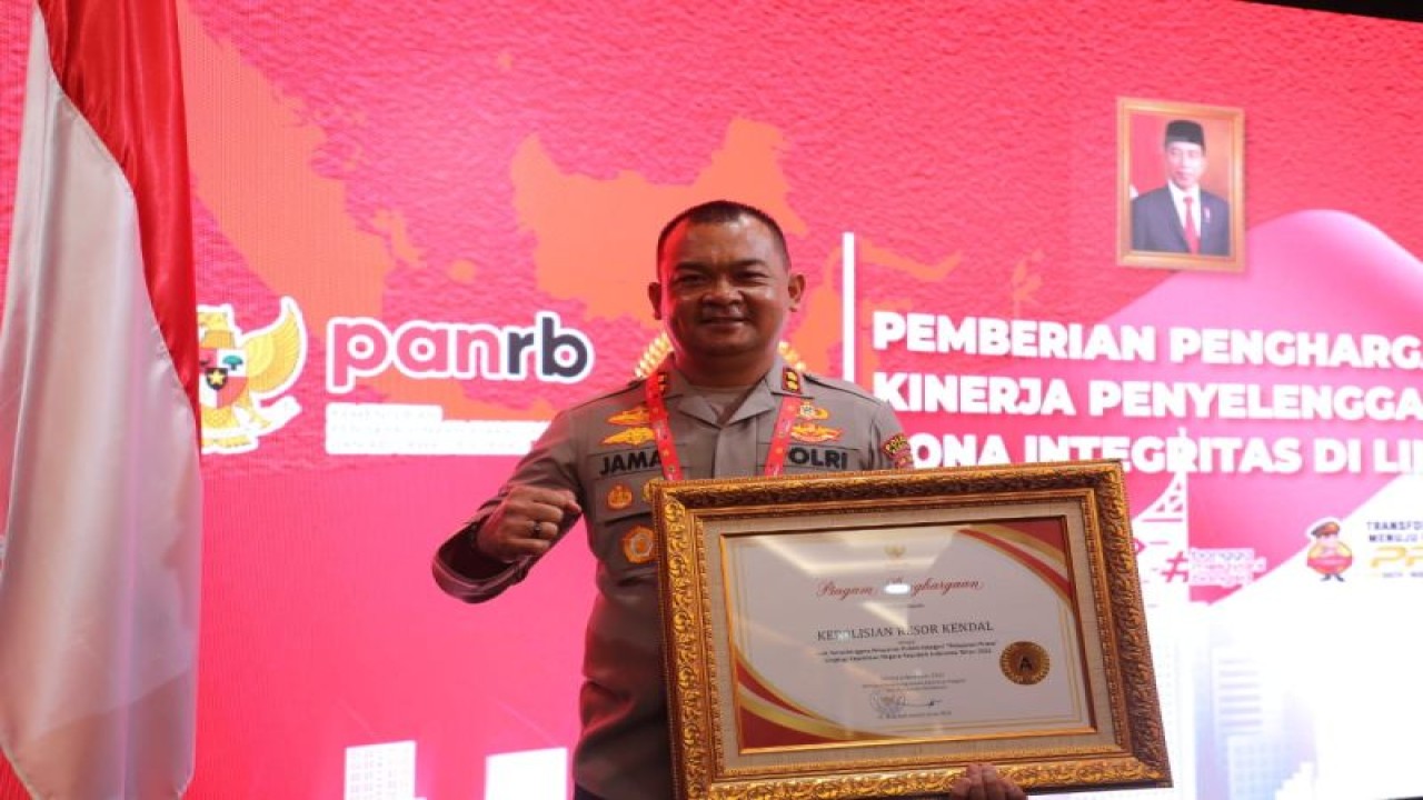 Kapolres Kendal AKBP Jamal Alam H usai menerima penghargan Kemnepan RB di Mabes Polri, Jakarta, Selasa (21/2/2023). ANTARA/HO-Polres Kendal