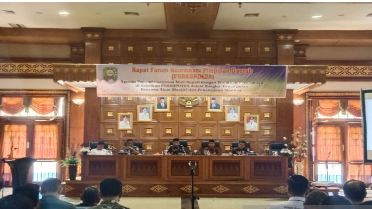 Bupati Siak, Alfedri bersama forkompida melaksanakan rapat penanganan karhutla. Meski belum banyak terjadi kebakaran, Pemkab Siak tetap mewaspadai 67 desa rawan karhutla. (ANTARA/Bayu Agustari Adha)