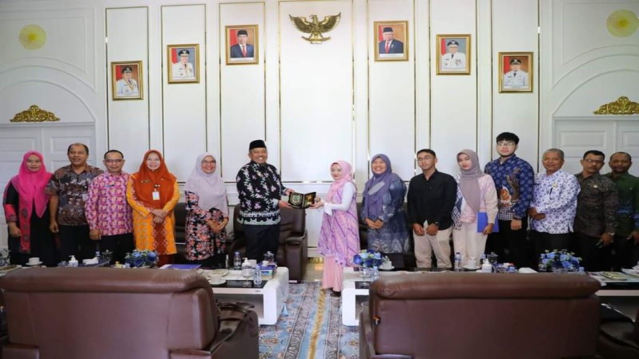 Pelaksana tugas Asisten Deputi Pemenuhan Hak Anak atas Kesehatan dan Pendidikan KPPPA RI, Anggin Nuzula Rahma menerima cinderamata saat audiensi di Kediaman Bupati Siak, Alfedri. (ANTARA/HO-Pemkab Siak)