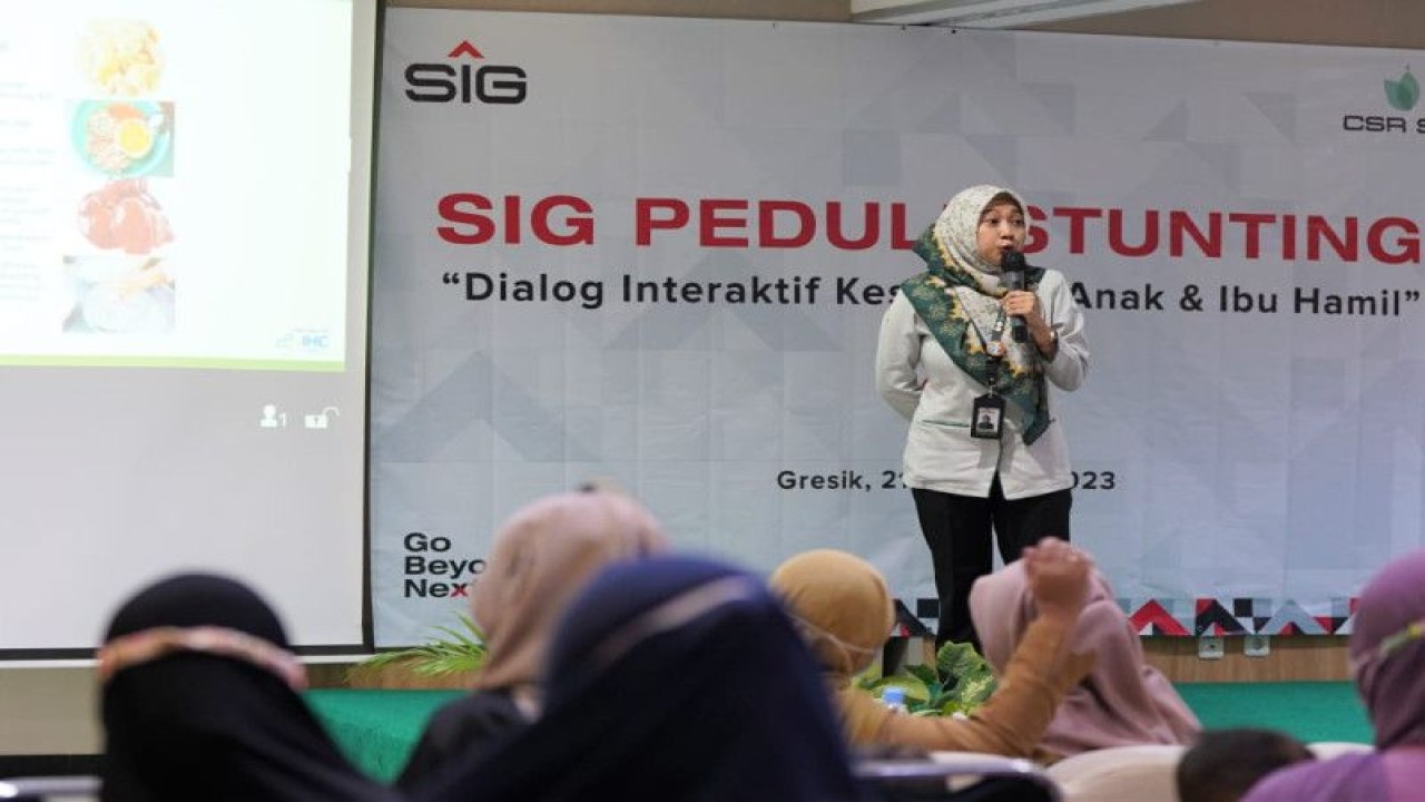 Salah satu perwakilan PT Semen Indonesia (Persero) Tbk (SIG) saat mengisi kegiatan "SIG Peduli Stunting: Dialog Interaktif Kesehatan Anak dan Ibu Hamil" yang diselenggarakan di Ruang Catleya, RSSG, Kabupaten Gresik, Jawa Timur, Selasa (21/2/2023). ANTARA/HO-SIG
