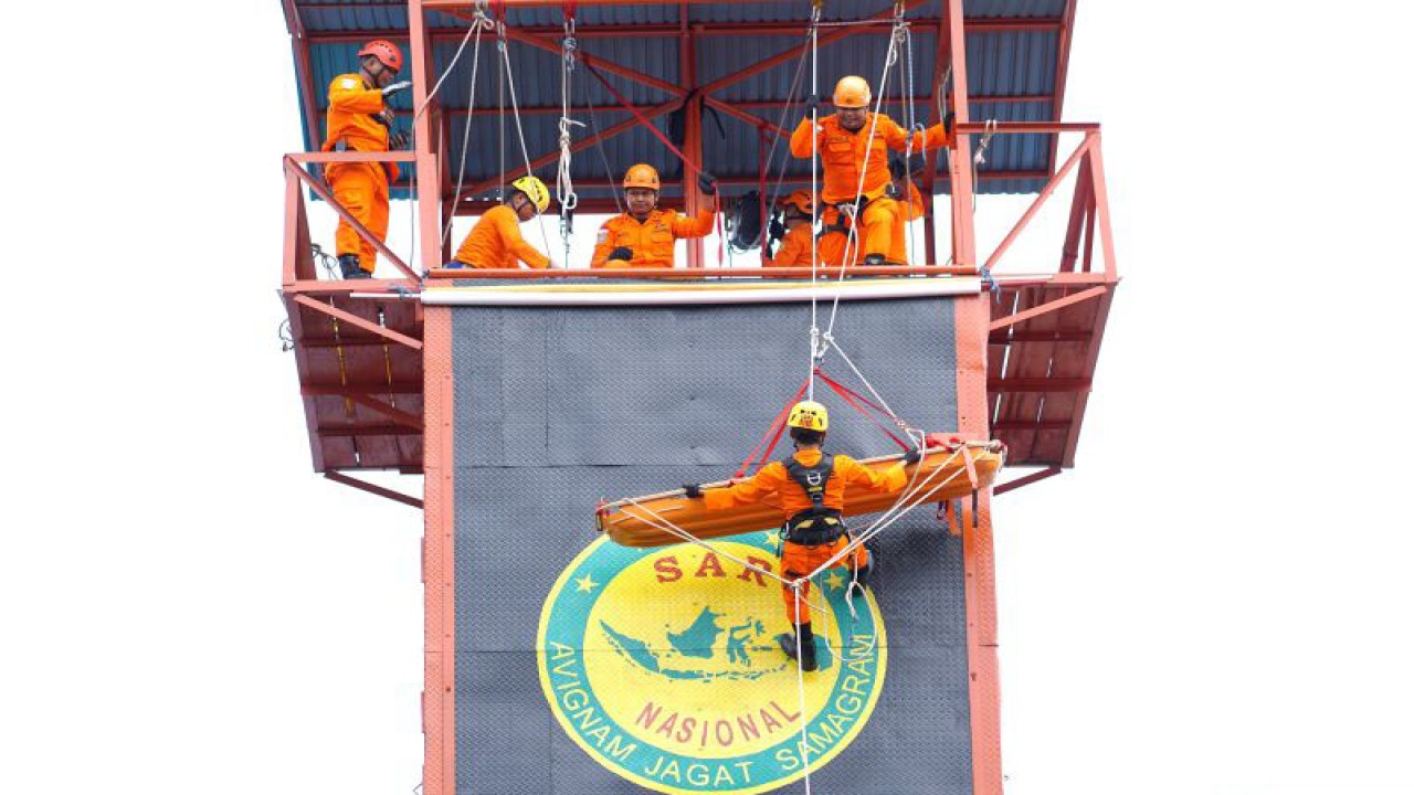 Sejumlah petugas melakukan simulasi penyelamatan kecelakaan mobil dari ketinggian pada HUT Ke-51 Basarnas di Kota Gorontalo, Gorontalo, Selasa (28/2/2023). ANTARA/Adiwinata Solihin