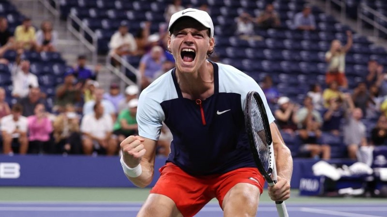 Arsip - Petenis Italia Jannik Sinner berteriak setelah berhasil mengalahkan Ilya Ivashka pada putaran keempat turnamen Grand Slam AS Open di USTA Billie Jean King National Tennis Center, New York, Senin (5/9/2022) (Getty Images via AFP/AL BELLO)