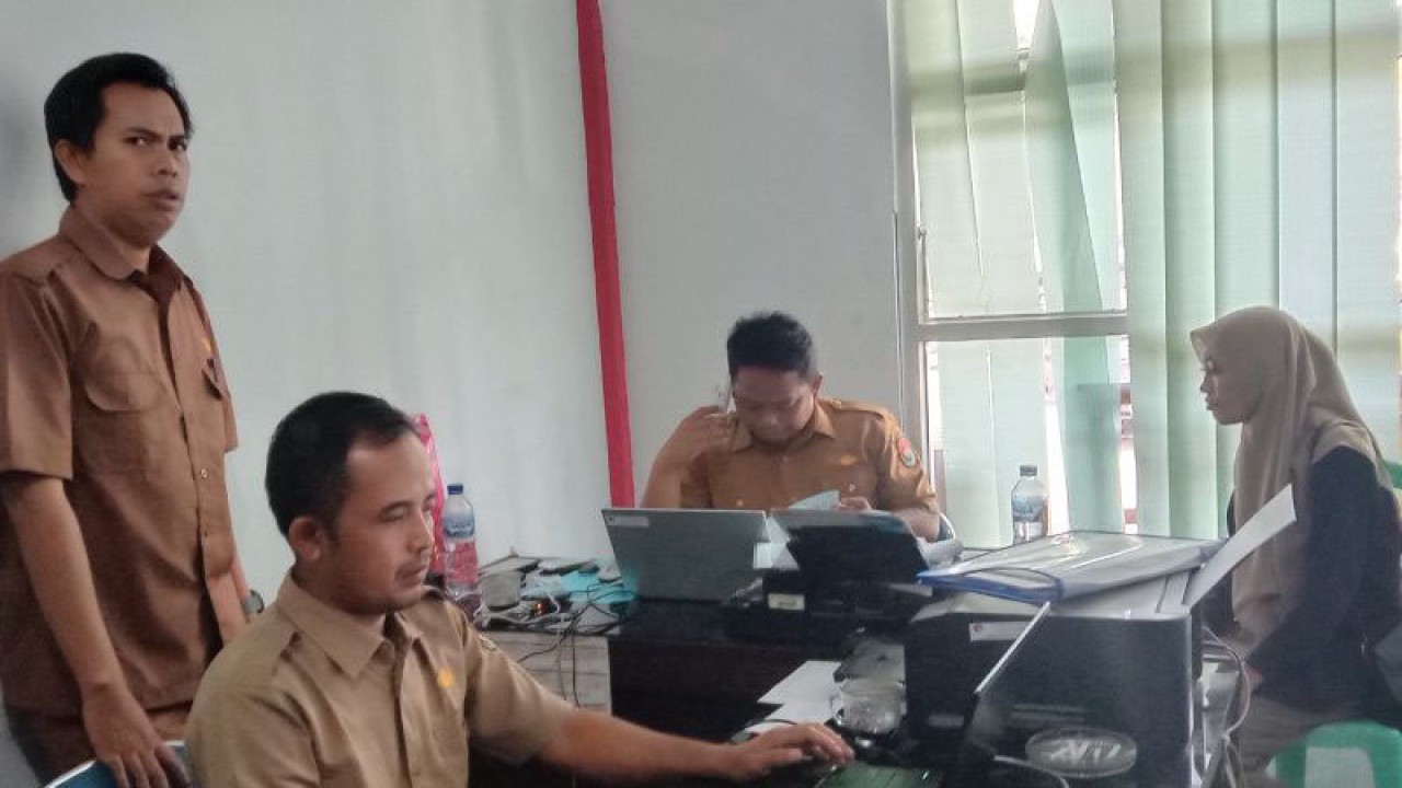 Suasan di Dinas Kependudukan dan Pencatatan Sipil Kabupaten Mukomuko, Jumat (23/12/2022) ANTARA/Ferri.