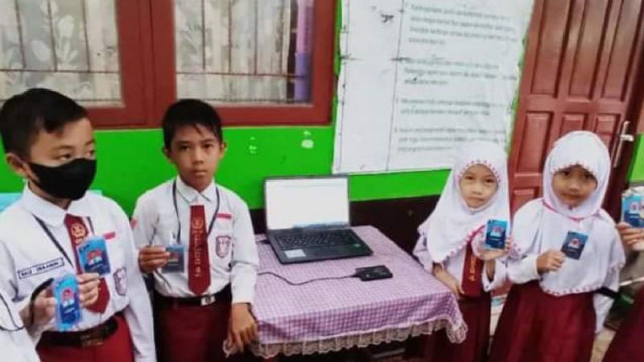 Para siswa SD di Kota Banjarmasin saat memperkenalkan kartu digital siswa. (ANTARA/HO)