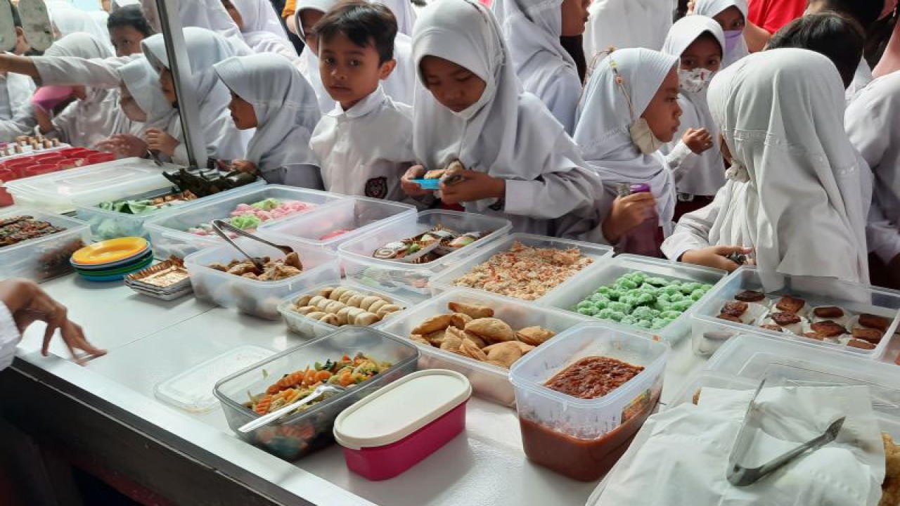 Ilustrasi: Siswa-siswa SDN Kotagede 3 Yogyakarta membeli makanan di kantin sekolah yang tergabung dalam program Warung Anak Sehat (WAS),. (ANTARA/Lia Wanadriani Santosa)