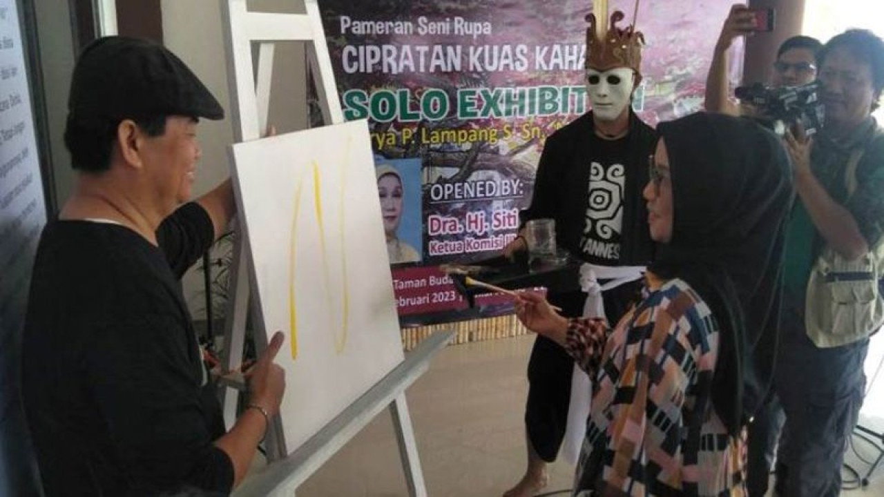Ketua Komisi III DPRD Kalteng Siti Nafisiah saat berada di pameran Seni Rupa Cipratan Kuas Kahalap Solo Exhibition di Palangka Raya, Selasa (14/2/2023). ANTARA/HO-Sekretariat DPRD Kalteng.