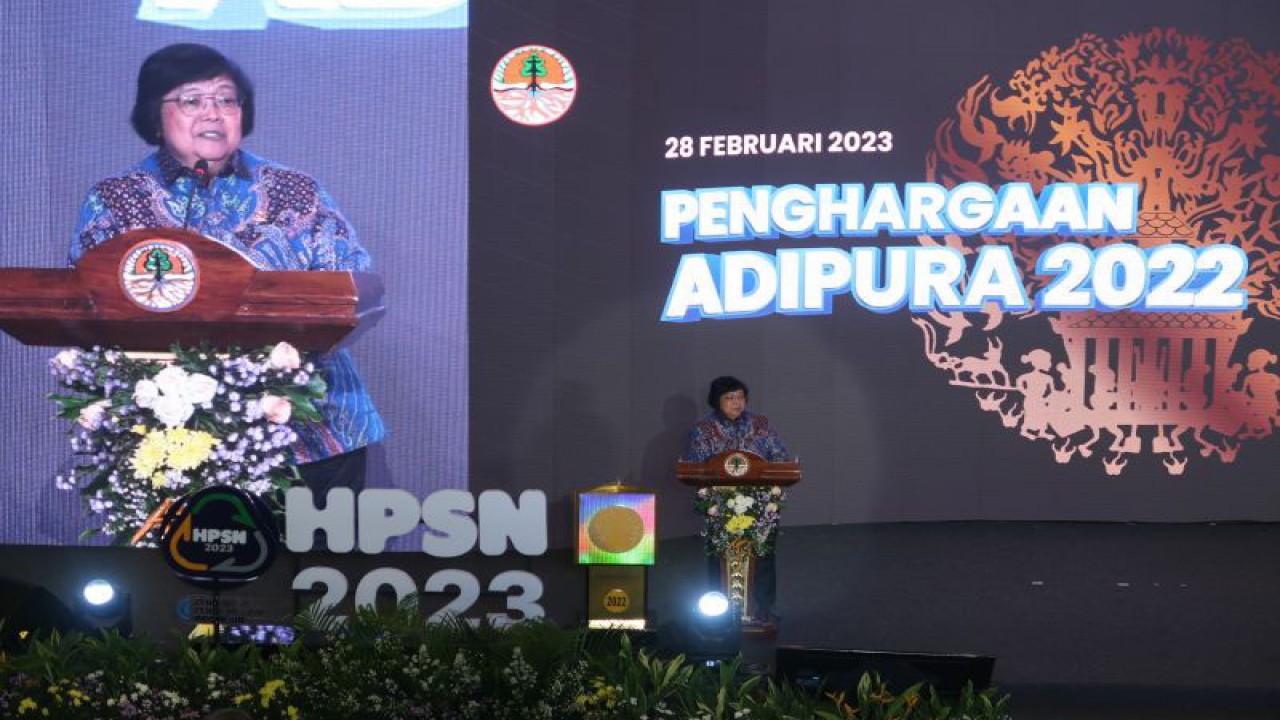 Menteri Lingkungan Hidup dan Kehutanan Siti Nurbaya Bakar menyampaikan kata sambut dalam acara penghargaan Adipura di Gedung Manggala Wanabakti, Jakarta, Selasa (28/2/2023). (ANTARA/Sugiharto purnama)