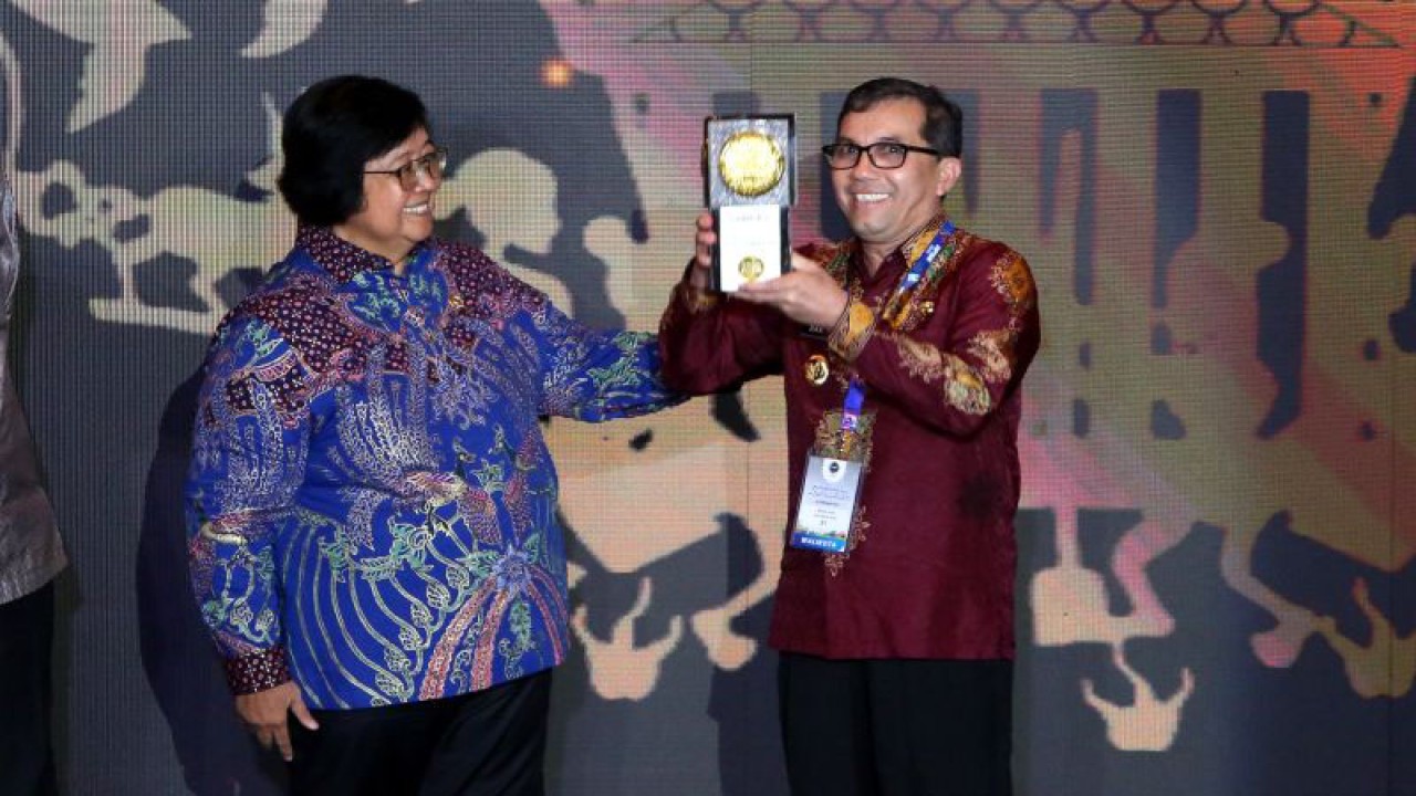 Menteri LHK Siti Nurbaya saat menyerahkan piala Adipura 2022 kepada Pj Wali Kota Banda Aceh Bakri Siddiq, di Jakarta, Selasa (28/2/2023). ANTARA/HO-Humas Pemko Banda Aceh