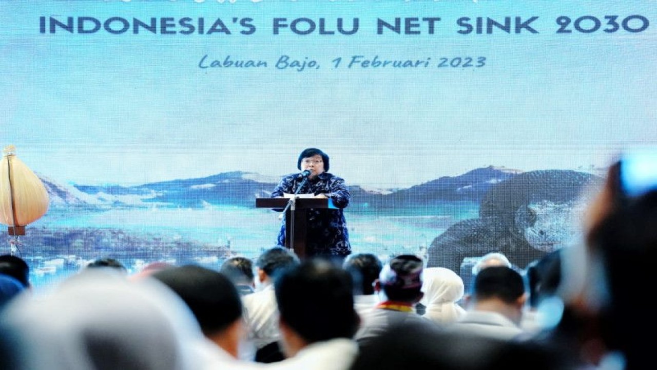 Menteri Lingkungan Hidup dan Kehutanan Siti Nurbaya Bakar menyampaikan pidato kunci tentang komitmen Indonesia mengatasi perubahan iklim di depan para stakeholders yang menghadiri Kick Off Sosialisasi Sub Nasional FOLU Net Sink 2030 di Labuan Bajo, Nusa Tenggara Timur, Rabu (1/2/2023). (ANTARA/HO-KLHK)