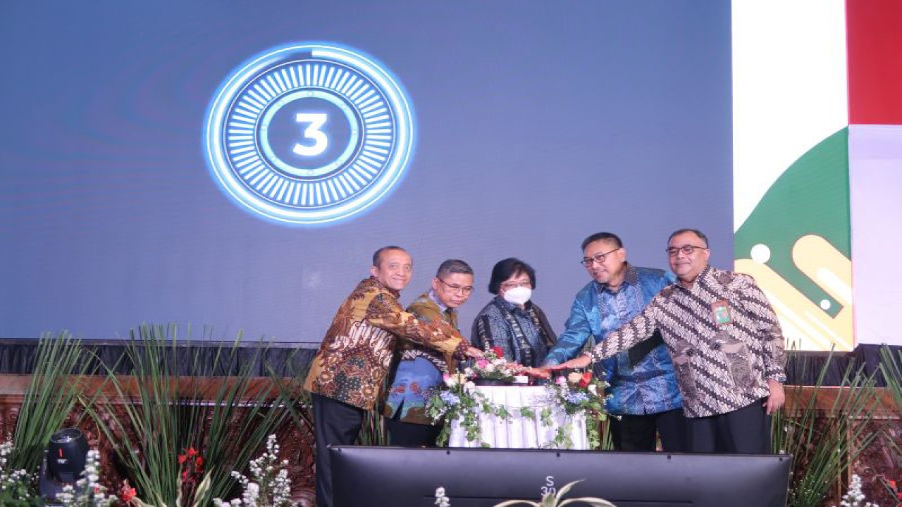 Menteri LHK Siti Nurbaya Bakar (tengah) bersama Wakil Menteri LHK Alue Dohong (kedua kiri), dan sejumlah pejabat KLHK menekan tombol peluncuran Amdalnet di Gedung Manggala Wanabakti Jakarta, Selasa (7/2/2023). (ANTARA/Sugiharto Purnama)