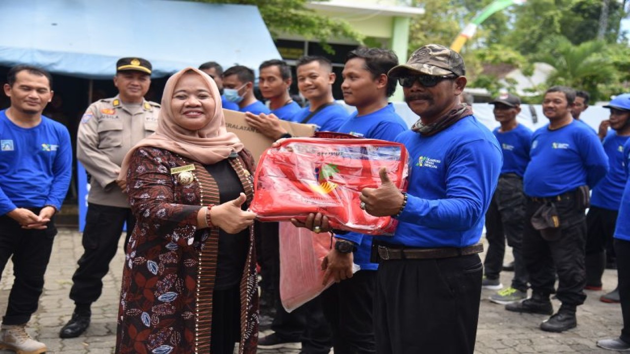 Bupati Sleman Kustini Sri Purnomo menyerahkan secara simbolis sejumlah bantuan logistik maupun peralatan shelter kepada perwakilan KSB Sardonoharjo, Kamis (16/2/2023). ANTARA/HO-Bagian Prokopim Setda Sleman