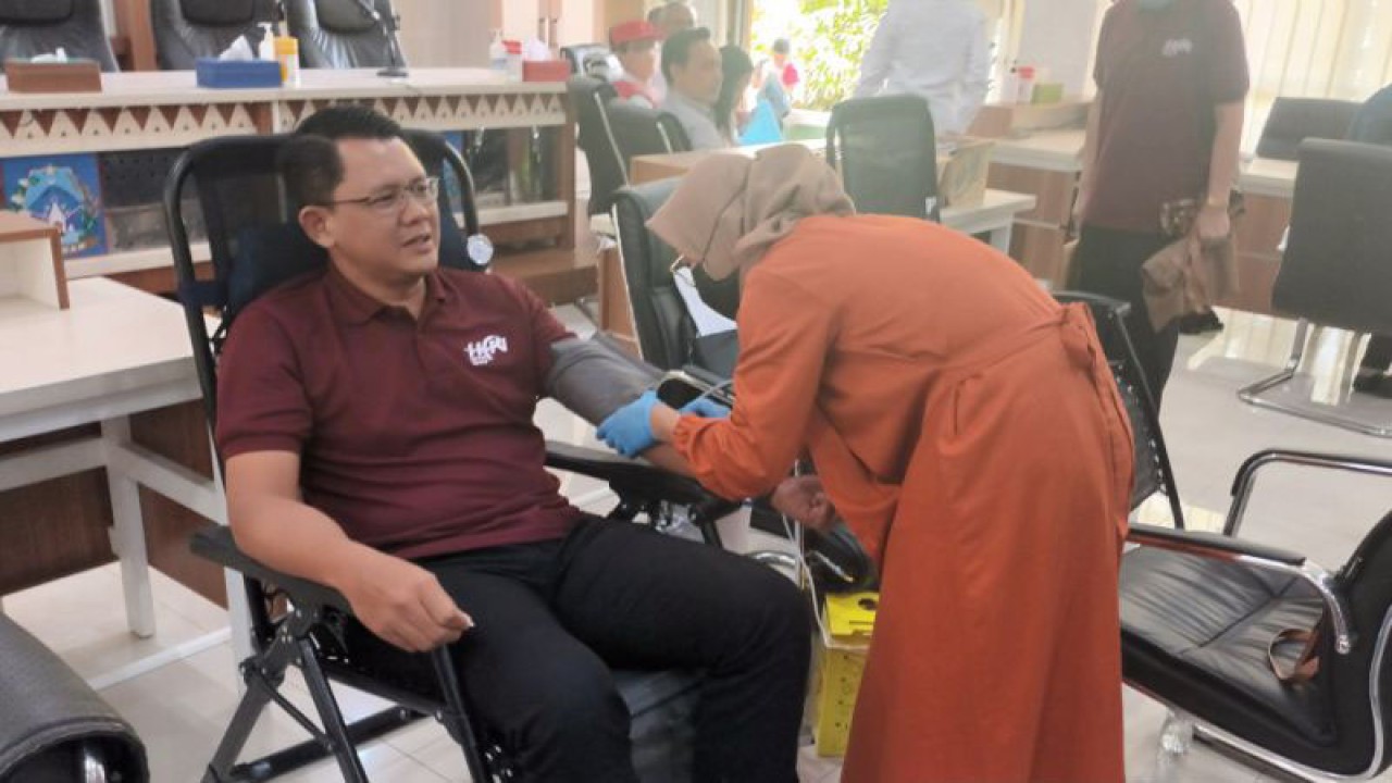 Wakil Bupati Sleman Danang Maharsa turut berpartisipasi dalam aksi donor darah yang diselenggarakan pada puncak peringatan Hari Pers Nasional (HPN) 2023 Kabupaten Sleman, Rabu (22/2/2023). ANTARA/Victorianus Sat Pranyoto