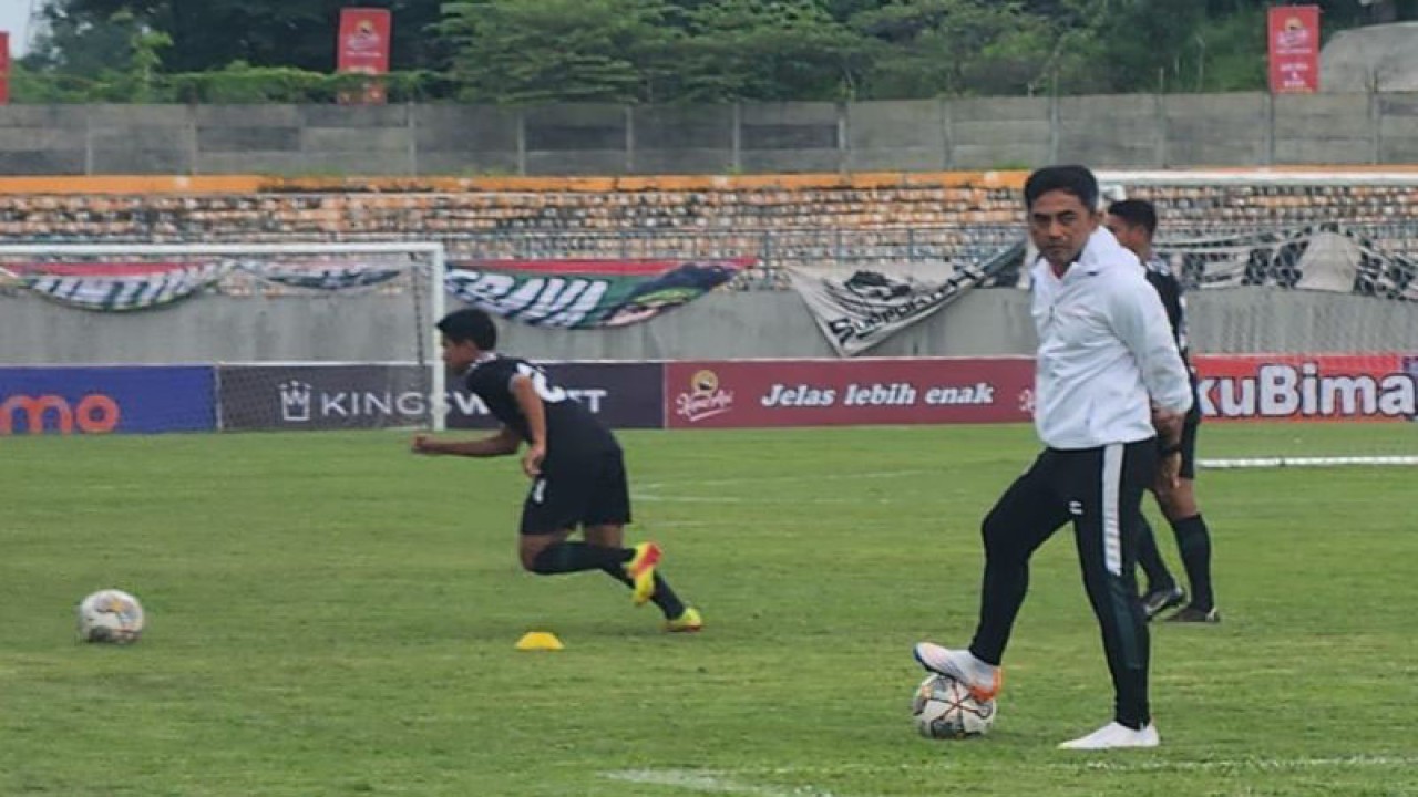 Pelatih PSS Sleman (kanan) Seto Nurdiantoro memantau para pemain saat Official Training (OT) jelang laga melawan Persebaya di Stadion Gelora Joko Samudro Gresik, Minggu (11/2/2023). (ANTARA/Fiqih Arfani)