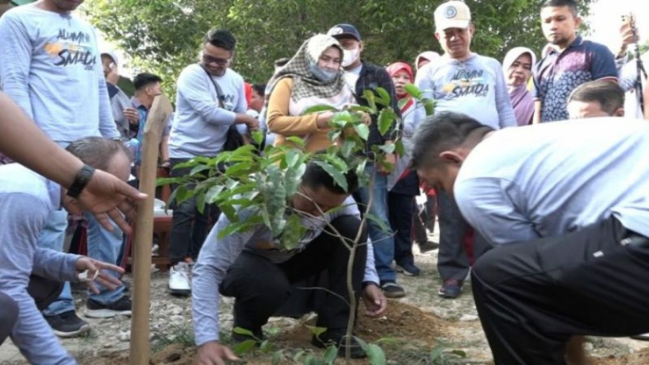 Pj Wali Kota Kendari saat melakukan penanaman pohon yang digalakan alumnus SMAN 2 Kendari tahun 2000, Minggu (12/2/2023). ANTARA/HO-Kominfo Kendari