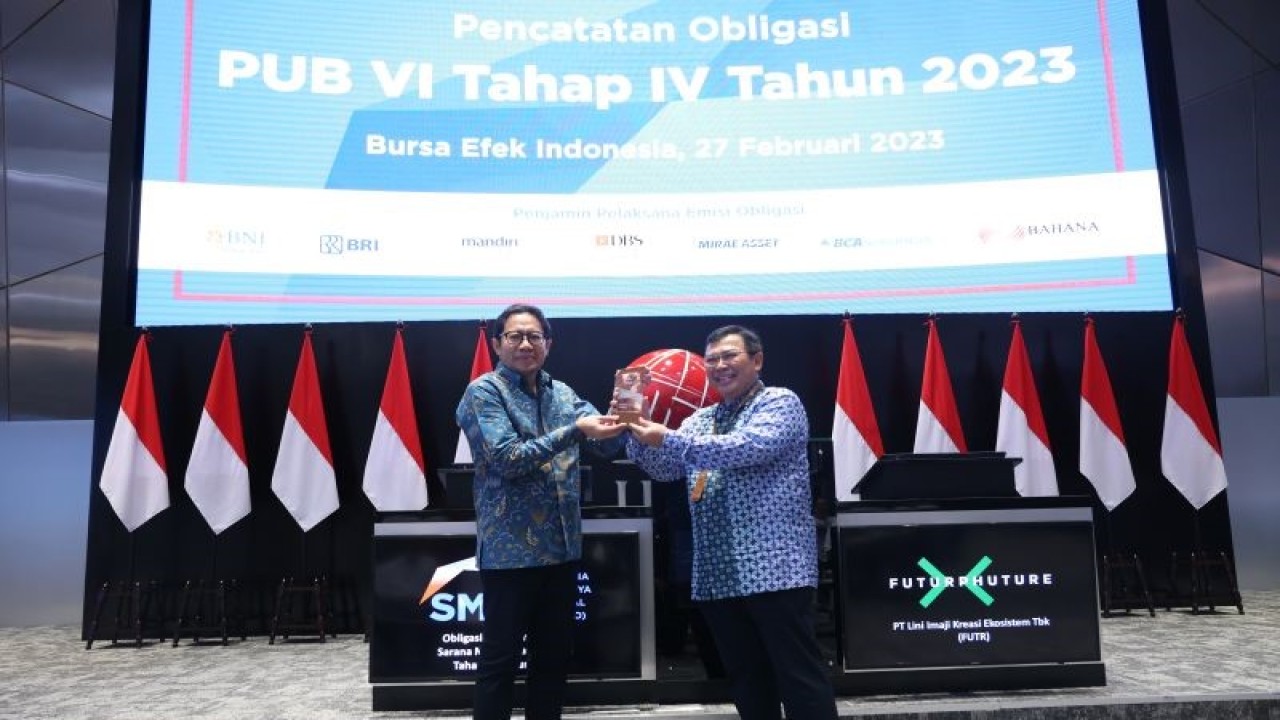 PT Sarana Multigriya Finansial (Persero) atau SMF resmi menerbitkan Obligasi Berkelanjutan VI Tahap IV Tahun 2023 dengan jumlah pokok sebesar Rp2 triliun di BEI, ajakrta, Senin. (ANTARA/ Muhammad Heriyanto)