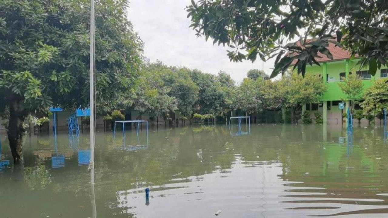 SMPN 6 Surakarta tergenang banjir di Solo, Kamis (17/2/2023). ANTARA/Aris Wasita