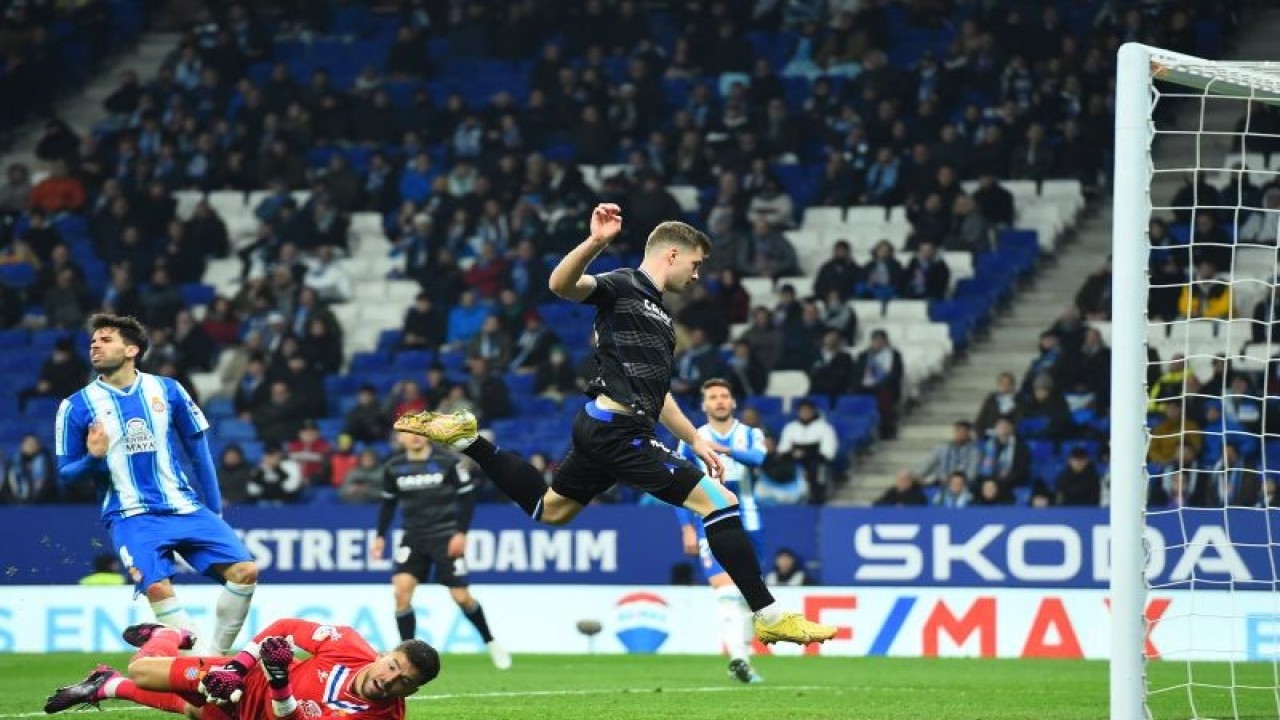 Penyerang Real Sociedad Alexander Sorloth melompat setelah mencetak gol kedua untuk timnya, pada pertandingan Liga Spanyol melawan Espanyol yang dimainkan di Stadion RCDE, Cornella de Llobregat, Selasa (14/2/2023) dini hari WIB. (ANTARA/AFP/PAU BARRENA)