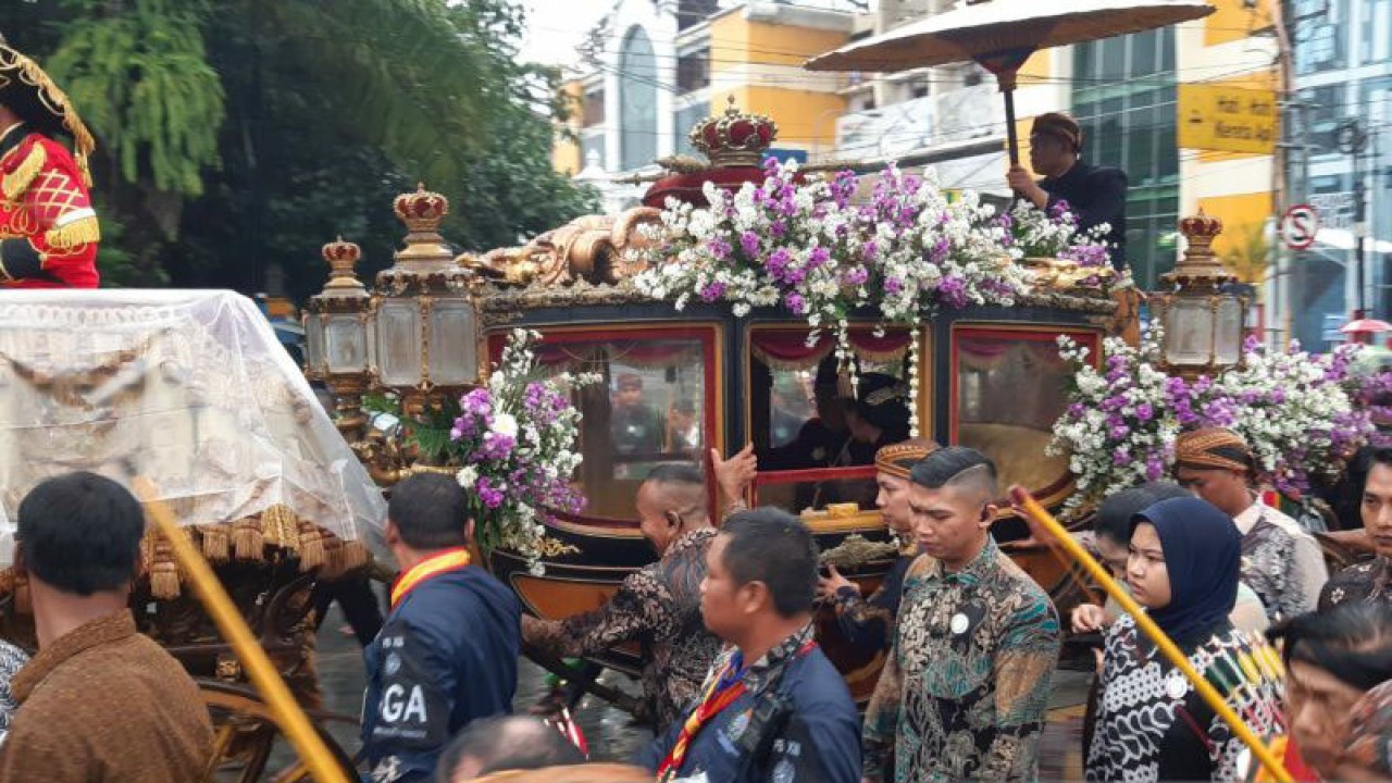 Kirab agung Keraton Surakarta yang melintasi Jalan Jenderal Sudirman Solo, Kamis (16/2/2023). ANTARA/Aris Wasita