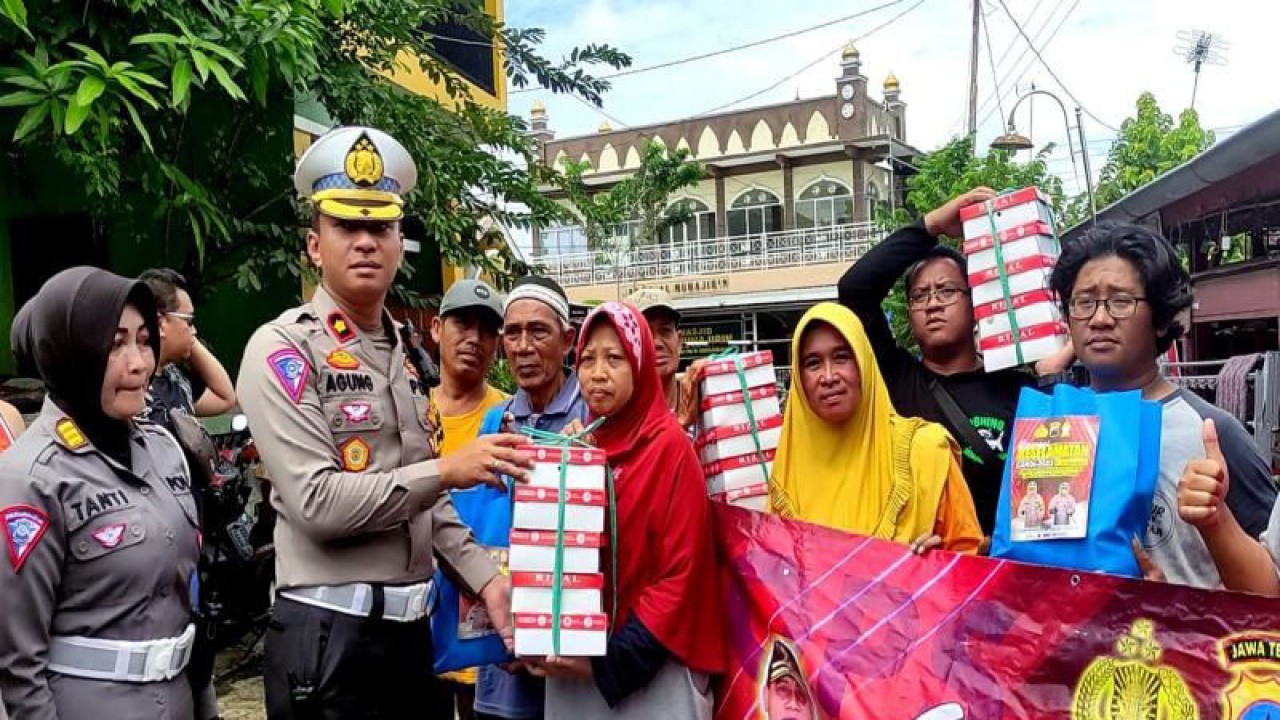 Sejumlah anggota polisi Polresta Surakarta saat membagikan paket sembako dan nasi kotak kepada warga korban banjir di Kelurahan Pucangsawit Kecamatan Jebres Solo, Jumat (17/2/2023). ANTARA/Bambang Dwi Marwoto.