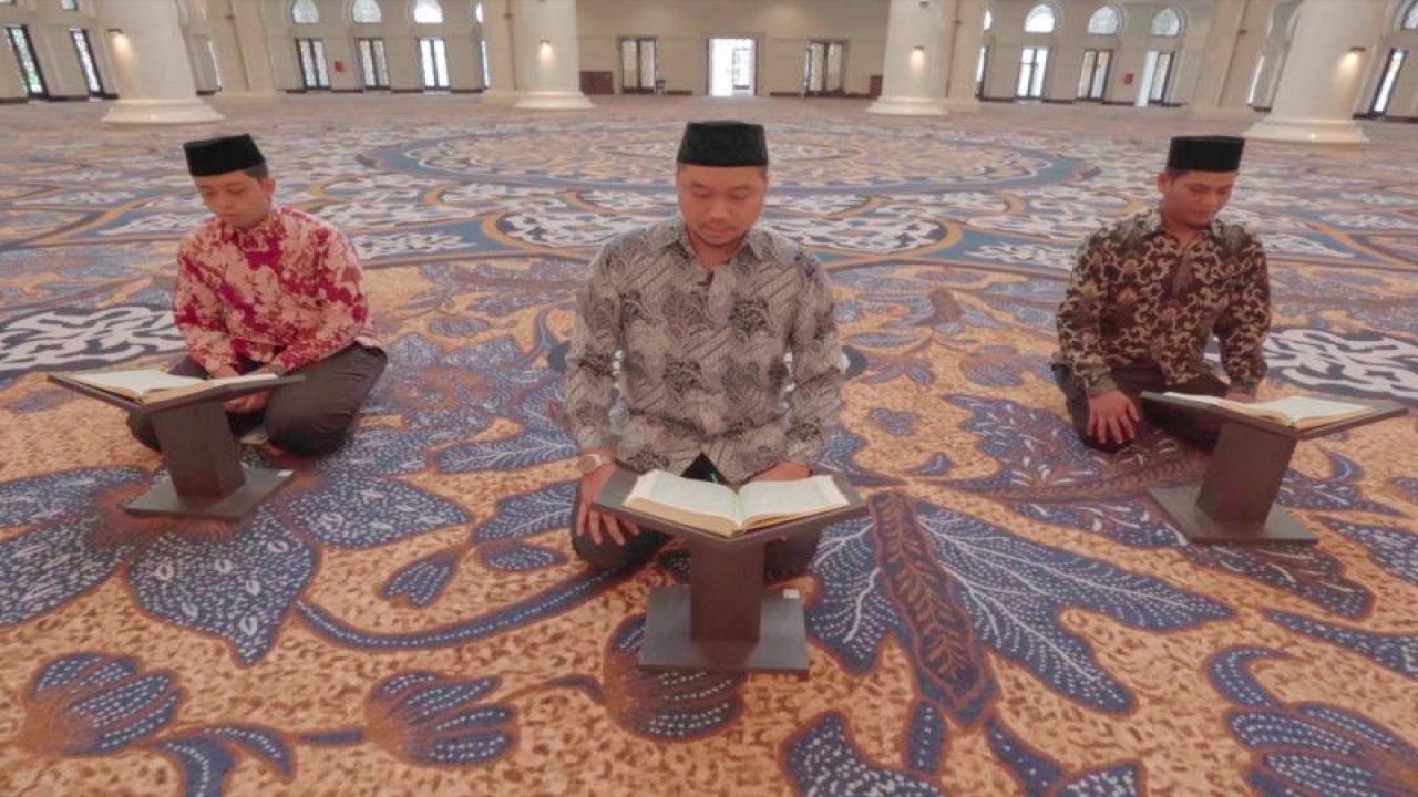 Ilustrasi - Umat Islam tengah membaca Al Quran di Masjid Syekh Zayed Solo. (ANTARA/HO-Masjid Syekh Zayed Solo)