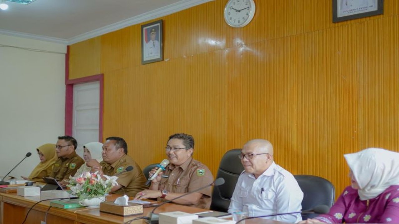 Pejabat Pemerintah Kabupaten Kepulauan Mentawai melakukan audiensi untuk mempelajari strategi penurunan stunting di Kabupaten Solok, Provinsi Sumatera Barat. (ANTARA/HO-Diskominfo Kabupaten Solok)
